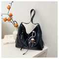 Sac hobo noir chic grande capacité avec charm de poupée mignon et boucle argentée - Avec Pendentif / Noir