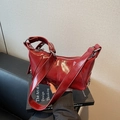 Sac croissant élégant en cuir verni rouge foncé avec finition brillante et bandoulière - Bordeaux