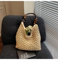 Borsa tote in paglia intrecciata beige con manici in perline di legno e ricami all'uncinetto - Bianco Sporco