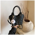 Détail du sac seau noir motif serpent avec pendentif peluche blanc et texte mode - Noir (Avec Pendentif)