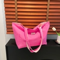 Grand sac cabas tissé rose vif avec de larges bandoulières dans un style minimaliste - Rose
