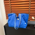 Sac fourre-tout matelassé bleu Klein avec texture à bulles et deux poignées de transport - Bleu