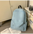 Détail de la poche avant du sac à dos bleu clair et logo MYIO avec livres et caméra - Bleu