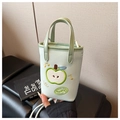 Détail du mini sac vert menthe avec broderie pomme mignonne et texture de haute qualité - Vert