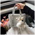 Sac seau argenté métallisé à texture ondulée et breloque chien en peluche blanc - Argent Grand Texture de Vagues avec Pendentif