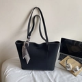Grand sac cabas noir en cuir grainé avec foulard en soie décoratif et grand volume - Noir