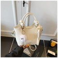 Sac seau blanc crème avec gaufrage serpent, breloque en peluche et poignée nouée chic - Blanc (Avec Pendentif)