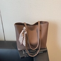 Grand sac cabas marron classique en cuir grainé avec un élégant foulard en soie au manche - Marron
