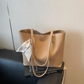Sac cabas en cuir grainé marron avec foulard élégant et logo frontal chic - Kaki