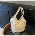 Détail d'un sac cabas au crochet avec texture ajourée et nœud en dentelle blanc - Blanc Cassé