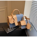 Detailopname van bruin lederen en denim patchwork handtas met gouden ketting en tag - Bruin En Blauw Groot