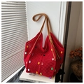 Détail du sac cabas rouge tricoté avec paillettes colorées et anses en cuir - Rouge