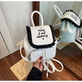 Nahaufnahme des weißen Mini-Rucksacks mit schwarzer Spitze und Slogan-Aufdruck - Einheitsgröße / Gebrochenes Weiß