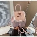 Nahaufnahme der Rüschenkante und Stickerei auf dem lila Mini-Rucksack für Mädchen - Einheitsgröße / Rosa