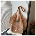 Detalle del bolso tote de punto caqui con lentejuelas de colores y flecos marrones - Caqui
