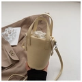 Detail der cremefarbenen Beuteltasche aus Leder mit Kordelzug und elegantem Tragegriff - Gelb