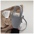 Detail der hellblauen Eimer-Tasche mit Lychee-Muster und weißem Kordelzug-Futter - Blau