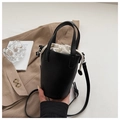 Detail der schwarzen Lederbeuteltasche mit Kordelzug, beigem Canvas-Futter und Schultergurt - Schwarz