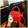 Sac à main rouge en cuir brillant avec fine bandoulière et charm peluche blanc ludique - Avec Pendentif / Rouge