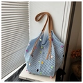 Detalle del bolso de ganchillo azul claro con lentejuelas y correa de cuero sintético - Azul