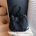 Bolso tote negro grande con lazo ajustable y textura única de grano de madera - Negro