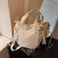 Sac fourre-tout beige en nylon avec sangle réglable et poches latérales en vue miroir - Blanc Cassé