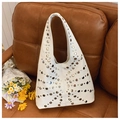 Vue détaillée du grand sac cabas en cuir blanc orné de rivets métalliques argentés - Blanc Cassé