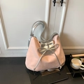 Bolso hobo de tela rosa con asas plateadas metálicas y detalles de lazos modernos - Rosa