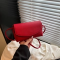 Borsa a tracolla rossa chic con grana a ciottoli, patta e sottile tracolla - Rosso