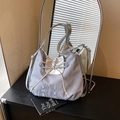 Bolso tote plateado con textura plisada y lazo metálico en un acabado gris moderno - Azul