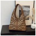 Détail d'un sac sous les bras marron de style punk avec des rivets argentés sur cuir de qualité - Marron