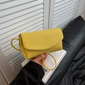 Piccola borsa a tracolla giallo zenzero in pelle martellata con patta dal design moderno - Giallo