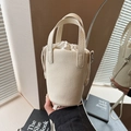 Sac seau chic blanc crème avec texture litchi et doublure à cordon en vue miroir - Blanc Cassé