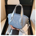 Bolso trapezoidal de mezclilla azul con bordado de perro de dibujos y correa de cuero - Azul-Plateado (BWYP-8182)
