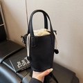 Sac seau minimaliste en cuir noir grainé avec pochette intérieure blanc cassé - Noir