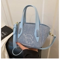 Bolso tote de mezclilla azul claro con bordado de perro y correa ajustable de PU - Azul (BWYP-8182)