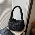 Sac à bandoulière matelassé noir au design minimaliste avec texture nuage froncée - Noir
