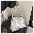 Sac seau blanc perle élégant avec broderies de fleurs papillons et chaîne argentée - Rouge
