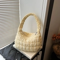 Sac nuage matelassé jaune crème chic avec texture rembourrée et design minimaliste - Jaune clair