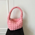 Sac à bandoulière nuage matelassé rose chic avec plis texturés et tissu souple - Rose