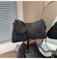 Détail du sac bandoulière gris foncé à imprimé léopard avec breloque cœur et rivets - Léopard bleu