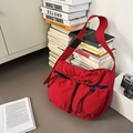 Sac bandoulière rouge avec poches à cordon et large bandoulière avec boucle en plastique - Rouge