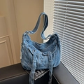 Borsa hobo in denim azzurro con bordi sfilacciati e fibbia in metallo regolabile - Blu
