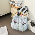 Sac à bandoulière en nylon plissé bleu clair avec sangle large et poches à cordon - Bleu clair