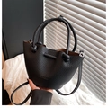 Sac seau classique en cuir grainé noir avec poignées et détails en métal argenté - Noir