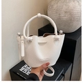 Sac seau minimaliste en cuir blanc à texture litchi avec poignée et bandoulière - Blanc