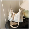 Détail du sac croissant blanc à motif crocodile avec franges et boucle en métal - Blanc
