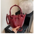 Sac seau en cuir verni bordeaux avec cordon de serrage et bandoulière amovible - Rouge