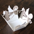 Dettaglio scatola regalo angelo bianco tagliata al laser con design traforato su legno - Bianco