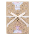 Details der lasergeschnittenen Hochzeitseinladung mit Kraftpapier-Cover und Schleife - Beige Gold